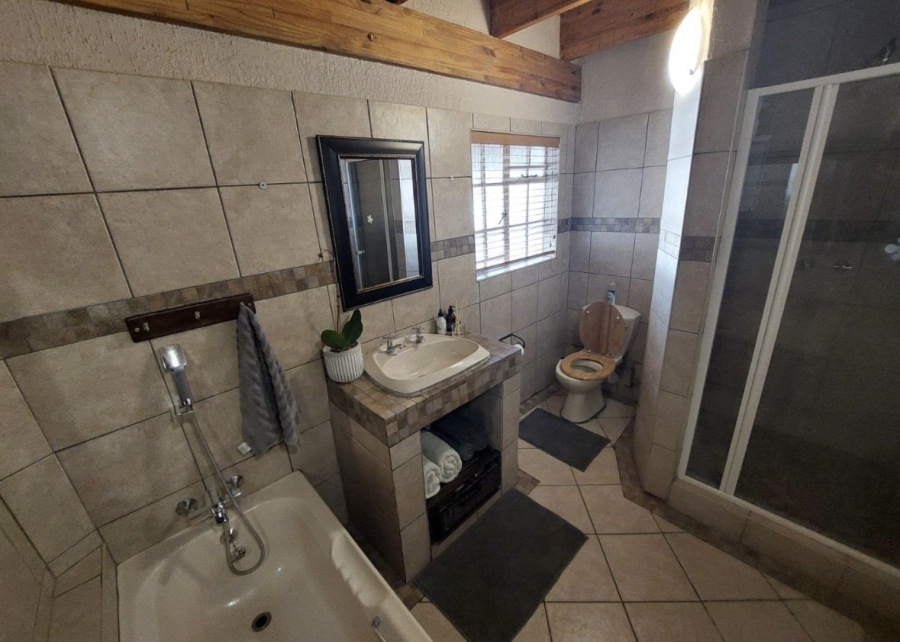 To Let 4 Bedroom Property for Rent in Flamwood North West